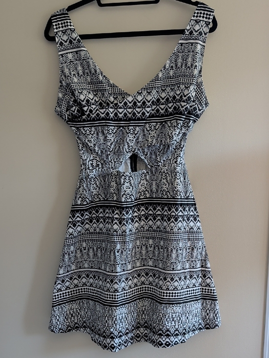 Jessica Simpson Dresses & Skirts - Jessica Simpson Black White Sleeveless Cutout Dress M Cross Front Cotton V-Neck